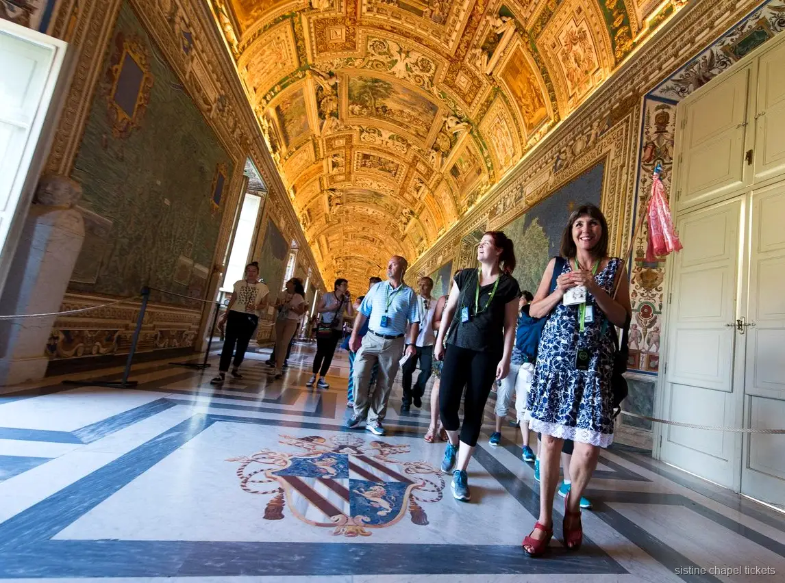Grupo reducido entrando en los Museos Vaticanos antes del horario de apertura