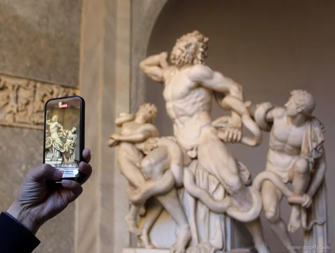 Accompagnatore che assiste i visitatori al check in del biglietto per i Musei Vaticani