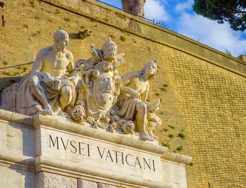 Visitatori lungo il percorso museale a senso unico verso la Cappella Sistina