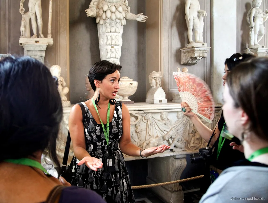 Visiteurs explorant les galeries des Musées du Vatican avant la chapelle Sixtine