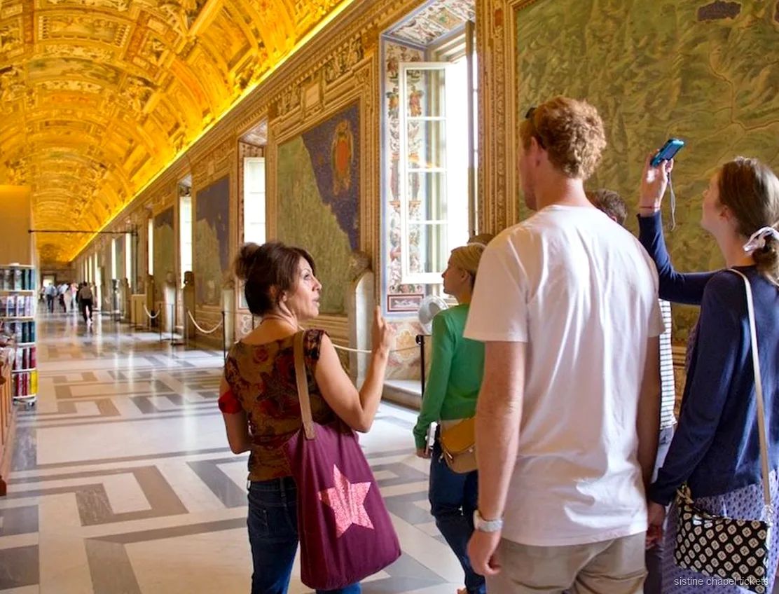 Corredor calmo da Galeria dos Mapas na visita com entrada antecipada à Capela Sistina