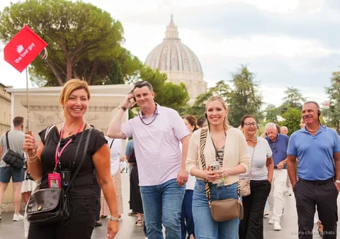 Pátio dos Museus Vaticanos ao anoitecer na visita noturna à Capela Sistina