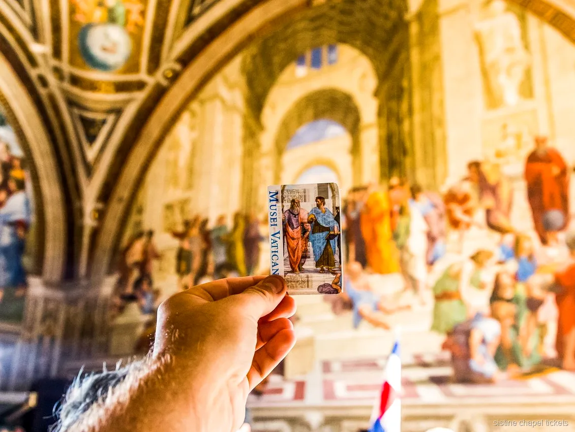 Visitante usando la app de audioguía en el móvil en la entrada a la Capilla Sixtina