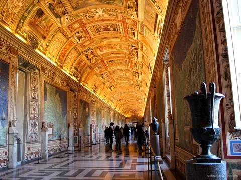 Sala de escultura do Pio-Clementino no bilhete autónomo da Capela Sistina