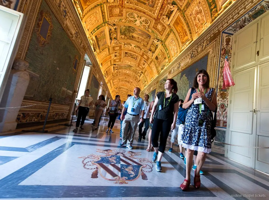 Kleine groep loopt de Vaticaanse Musea binnen voor openingstijd