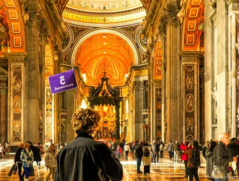 Gids leidt een kleine groep op een Vaticaanse Musea en Sixtijnse Kapel tour