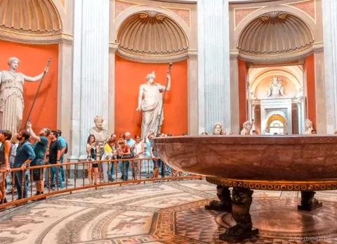 Corridoio affrescato della Galleria delle Carte Geografiche sul percorso del tour guidato